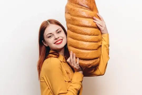 Женщина с батоном в руках на светлом фоне, эмоции, модель, веселье