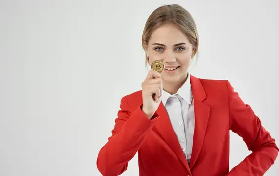 Деловая женщина в красном пиджаке, криптовалюта Биткоин, интернет-коммерция, финансы