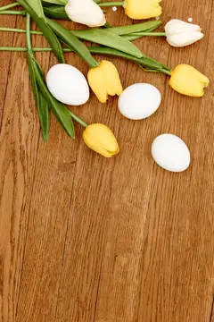 Весенние цветы, куриные яйца, праздничное пасхальное украшение
