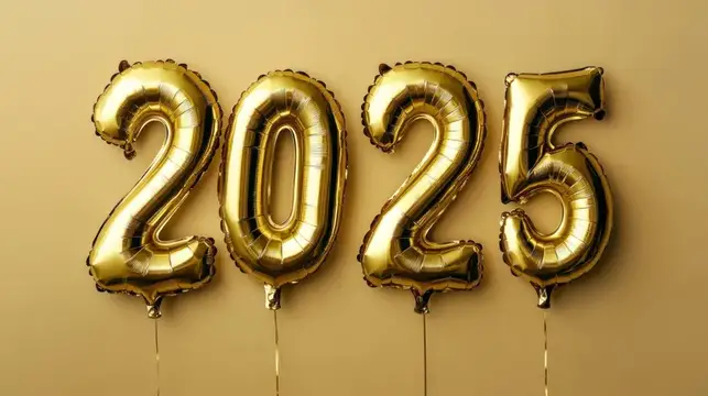 Золотые фольгированные шары с цифрами 2025 на бежевом фоне