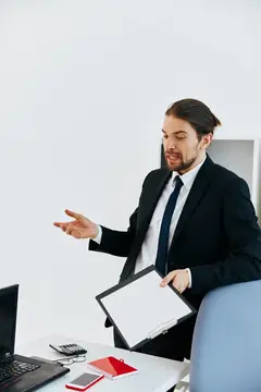 Менеджер держит телефонную трубку