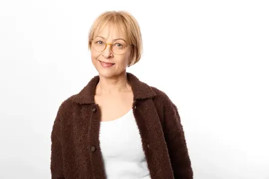Светловолосая женщина в очках и коричневой куртке на белом фоне