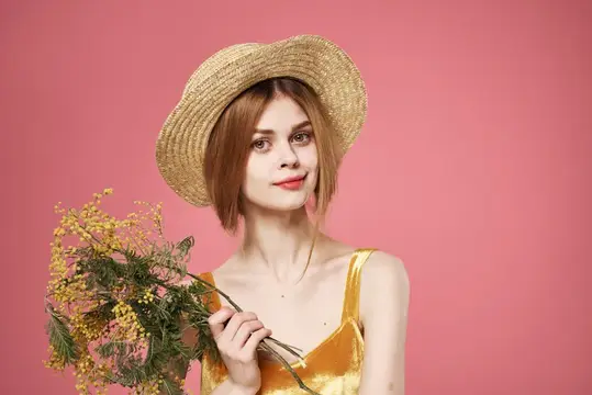 Красивая женщина с букетом мимозы, праздничное веселье, женский день