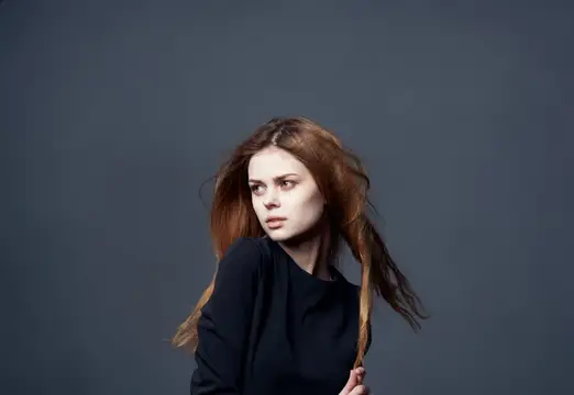 Женщина в стиле пин-ап с красивыми волосами, элегантный стиль, кадрированный вид