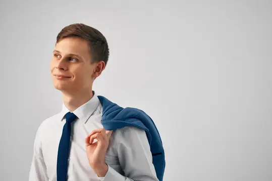 Деловой мужчина в рубашке с галстуком, с пиджаком на плече, успешный менеджер в офисе