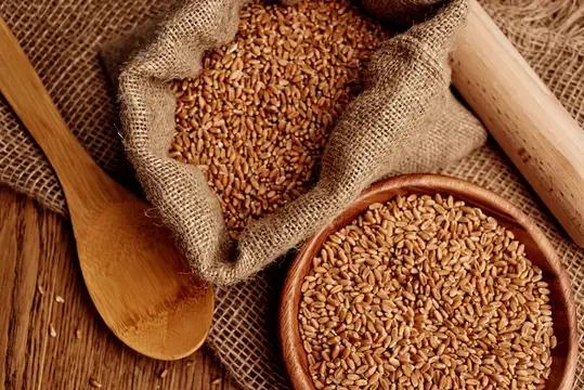На столе крупным планом изображены хлопья и кухонные продукты