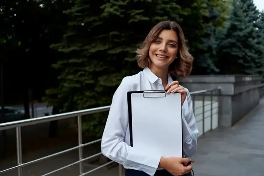 Женщина на улице с документами в руках, менеджер по работе