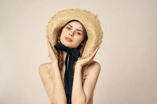 Веселая женщина в соломенной шляпе, очарование, студия, путешествия