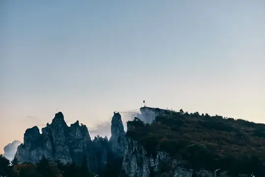 Скалистые горы с лесом на фоне вечернего неба