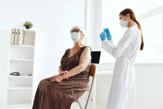 Пациент и врач с вакцинным паспортом и шприцем для инъекции лекарства
