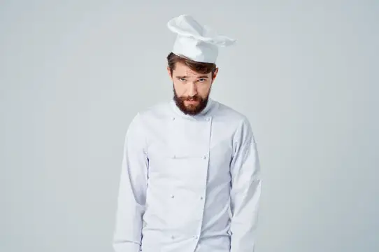 Мужчина-повар, занимающийся кулинарией, на изолированном фоне