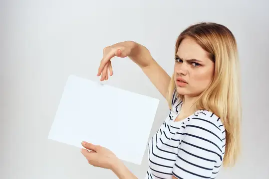 Женщина держит в руках лист бумаги