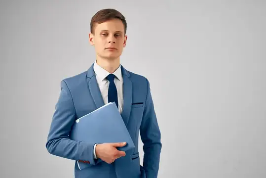 Деловой мужчина в костюме с синей папкой и документами