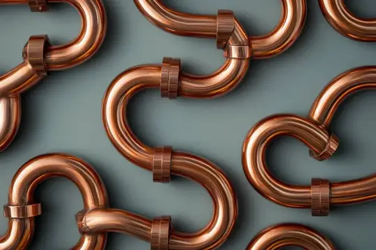Стильная композиция из медных труб на гладком бирюзовом фоне подчеркивает изысканные элементы индустриального дизайна