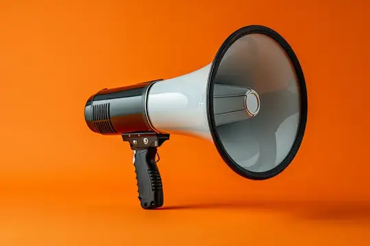 Ручной мегафон на оранжевом фоне