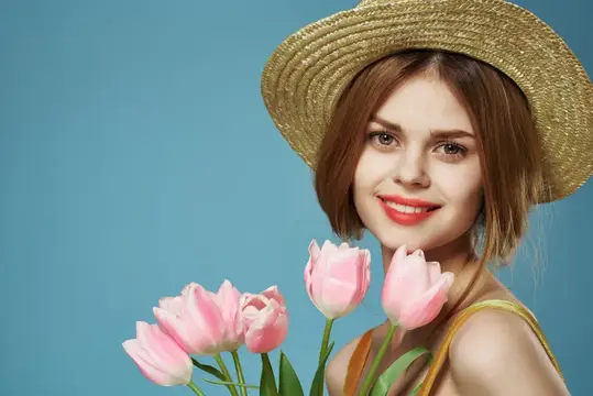Улыбающаяся красивая женщина с букетом цветов, улыбка, студия, роскошь, синий фон