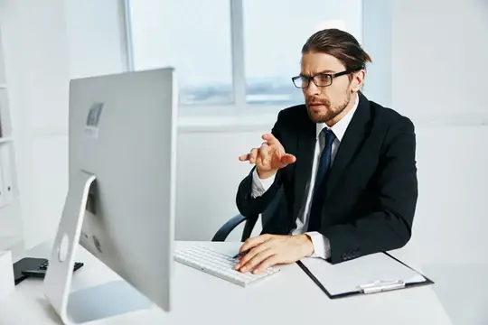 Офисный работник с документами в руках общается по телефону с начальником