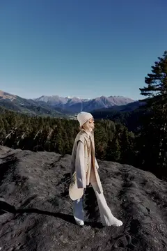 Турист стоит на вершине горы