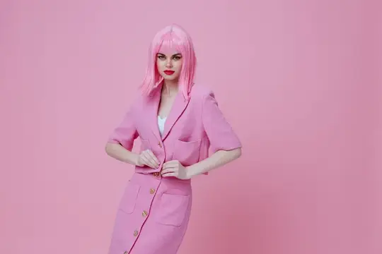 Позитивная молодая женщина жестикулирует, на ней розовая куртка, стиль жизни, гламур, цветной фон, без ретуши