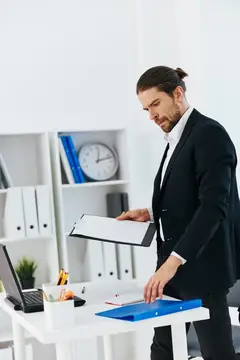 Офисный работник работает с синей папкой для документов в офисе, отражение образа жизни