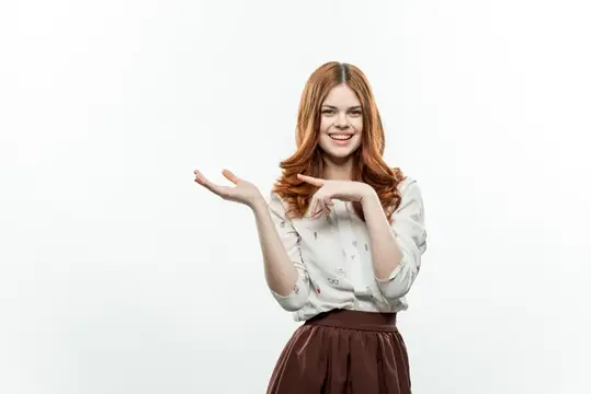 Жизнерадостная элегантная женщина в костюме, гламурная улыбка, стиль жизни
