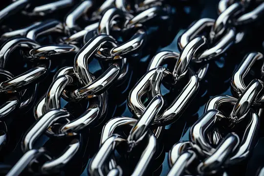 Блестящие металлические цепи крупным планом на тёмном фоне
