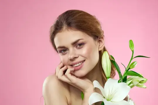 Красивая женщина с цветами на розовом фоне, макияж, портрет, модель