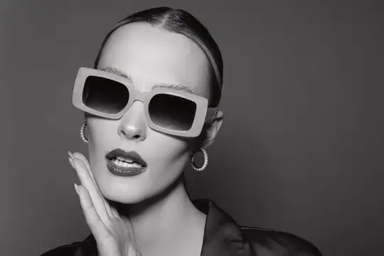 Черно-белый портрет женщины в больших солнцезащитных очках