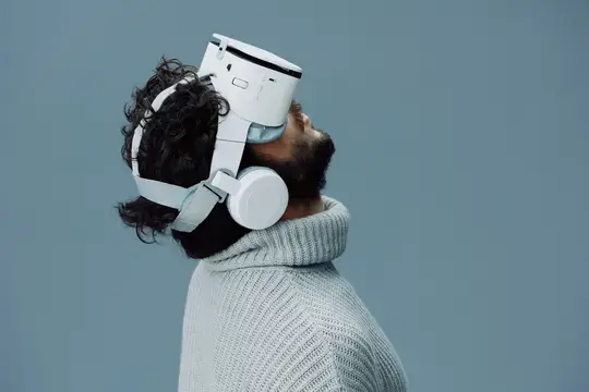 Бородатый мужчина в очках виртуальной реальности смотрит вверх