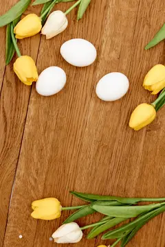 Букет цветов и куриные яйца, весенний христианский праздник