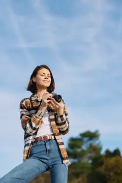 Фотография, фотограф, на открытом воздухе, улыбается, с камерой в руках