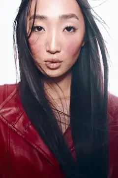Азиатская девушка с длинными тёмными волосами в красной кожаной куртке