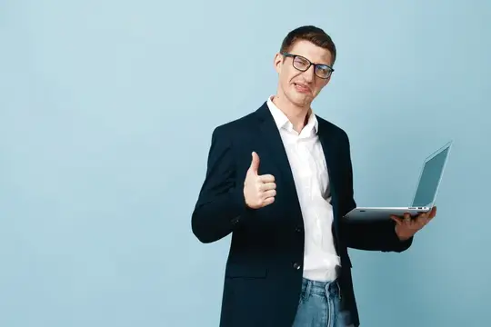 Мужчина сидит, белый человек, повседневная одежда, интернет, бизнесмен, фон, взрослый, жестикулирует, парень, бизнес, ноутбук, офис, портрет, компьютер, мужчина, образ жизни, молодой, кавказец