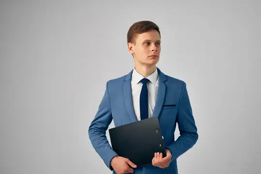 Деловой мужчина в костюме, офисный менеджер с документами, успех