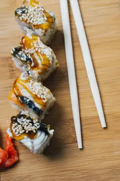 Японская кухня: суши, соус, палочки, имбирь, деревянная доска