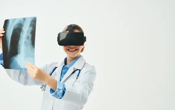 Улыбающийся врач в VR-очках рассматривает рентгеновский снимок