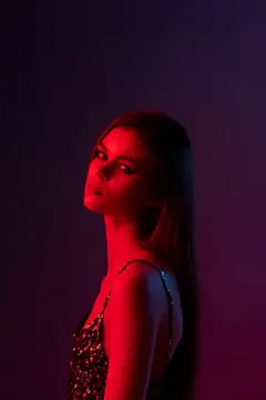 Фото красивой женщины в блестящем платье, макияж, привлекательный взгляд