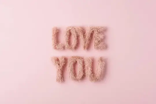 Пушистая надпись Love You на розовом фоне