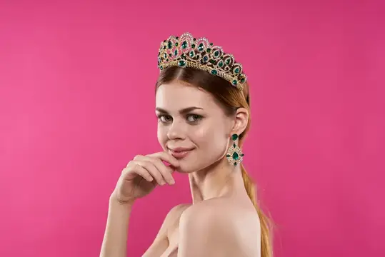 Привлекательная женщина с роскошными обнаженными плечами, косметика, мода, веселье