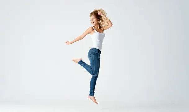 Счастливая женщина на светлом фоне, позирует, выражает эмоции, модель