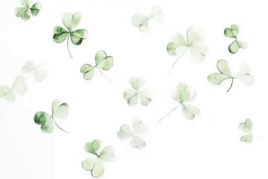 Акварельные четырехлистные клеверы, разбросанные по белому фону