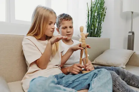 Брат и сестра играют с деревянной фигуркой на диване