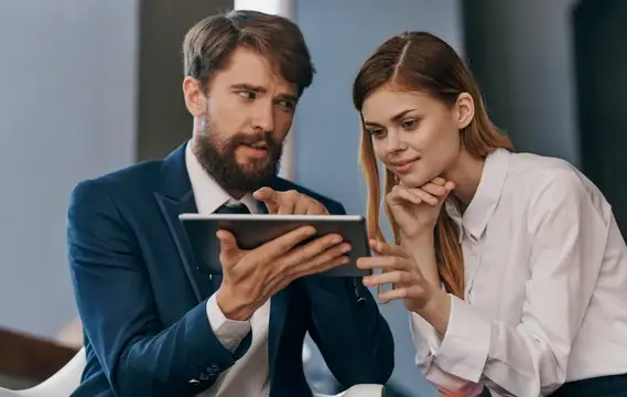Деловые мужчины и женщины, коллеги на работе, планшет в руках, технологии, профессионалы