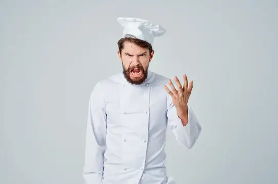 Повар на кухне, жесты рук, светлый фон