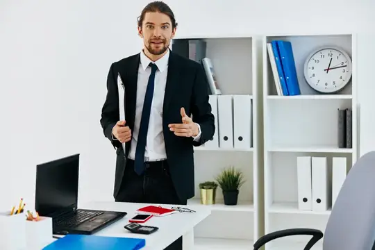Менеджер работает с официальными документами в офисе