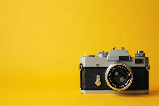 Плоская композиция с винтажной камерой и фотографическим оборудованием на желтом фоне с копировальным пространством