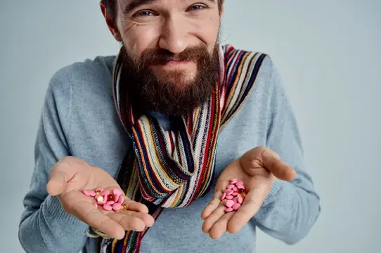 Мужчина, которому холодно, с шарфом на шее, страдающий от гриппа и проблем со здоровьем, на светлом фоне