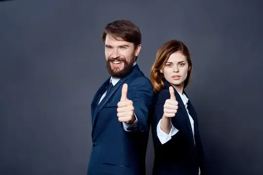 Деловой мужчина и женщина работают в команде, общаясь друг с другом как профессионалы