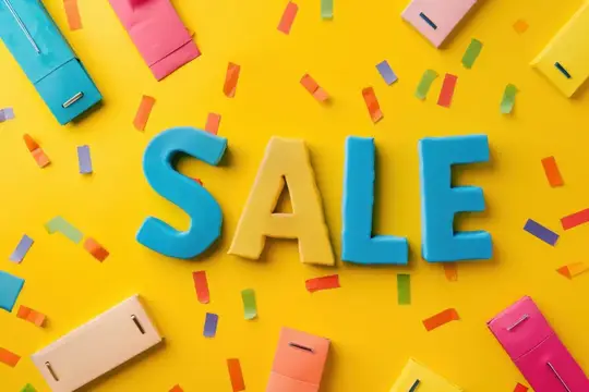 Яркая надпись SALE из объёмных букв на жёлтом фоне с конфетти