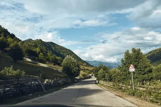 Дорога, горный пейзаж, сельская местность, деревья, небо, облака, природа, живописная поездка, аутентичность, инклюзивность